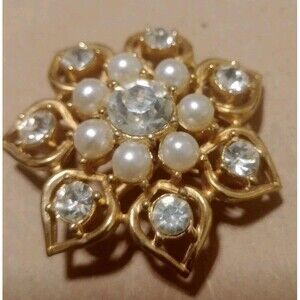 Sarah Coventry Flower Brooch Vtg Faux Pearls Goldtone Clear Rhinestone 1.5"
